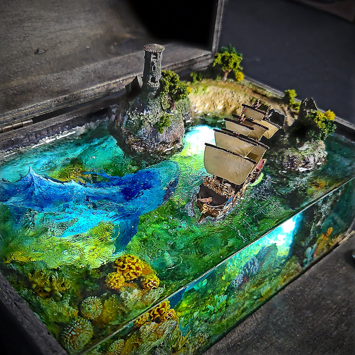 Hộp đèn Leviathan Resin